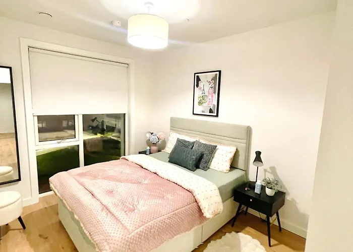 Ensuite Double Room- 10 Mins To Airport Apartment *